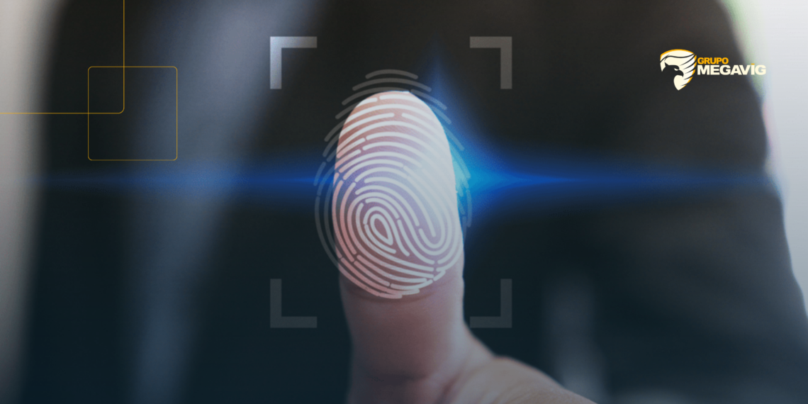 Dispositivo biométrico sendo utilizado para acesso em condomínio, exemplificando a aplicação eficaz da tecnologia biométrica na segurança residencial