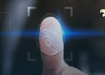 Dispositivo biométrico sendo utilizado para acesso em condomínio, exemplificando a aplicação eficaz da tecnologia biométrica na segurança residencial