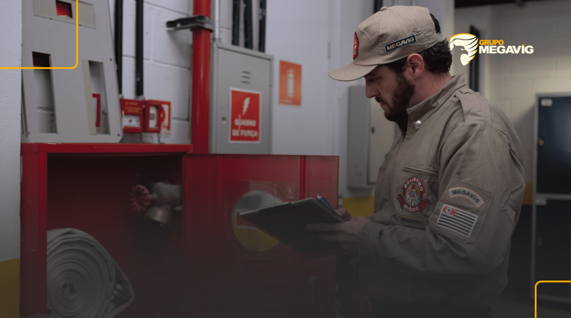 Bombeiros civis desempenham um papel fundamental na promoção da segurança e bem-estar em ambientes corporativos.