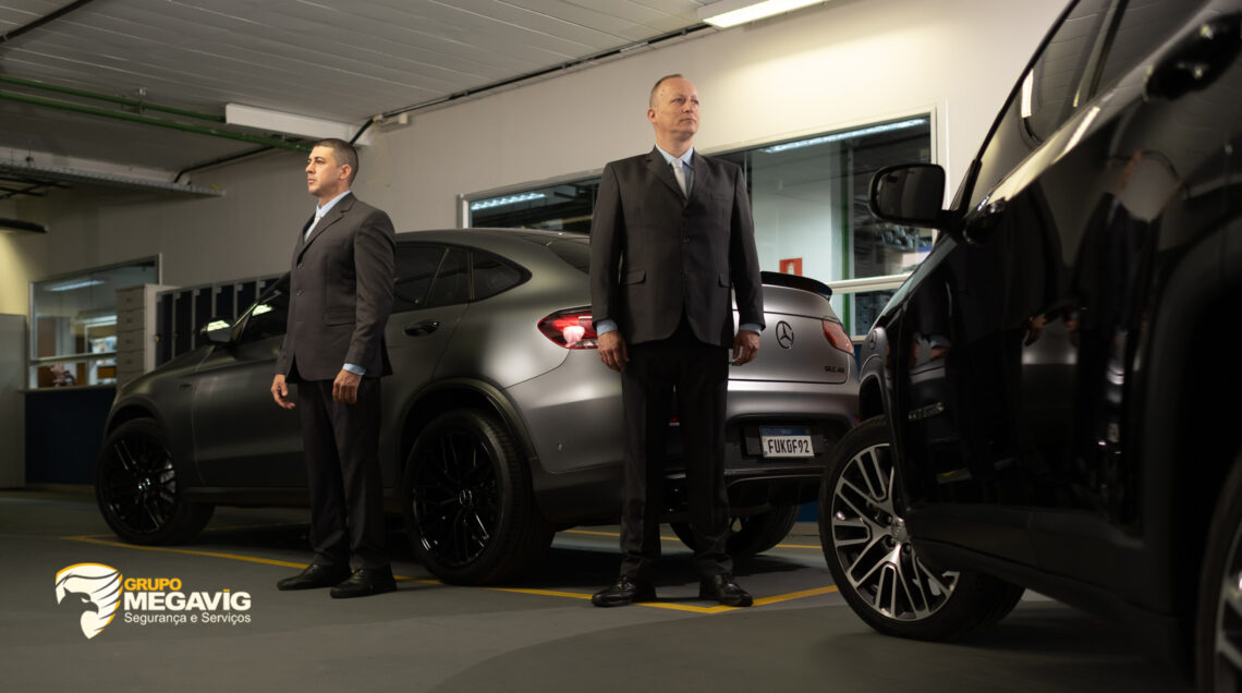 A vigilância e a condução de veículos motorizados são fundamentais para a segurança em diversos contextos, especialmente em ambientes corporativos e residenciais. No Grupo Megavig, empresa líder no setor de segurança, essas práticas são integradas de maneira meticulosa para assegurar proteção contínua e eficaz em todas as operações. O que é vigilância e condução de veículos motorizados? A vigilância e condução de veículos motorizados referem-se às atividades realizadas por agentes de segurança ou forças policiais para monitorar e inspecionar áreas específicas utilizando veículos como carros, motos, quadriciclos e segways. Essas operações têm como objetivo principal garantir a segurança do perímetro, prevenir incidentes e responder eficientemente a qualquer situação de emergência que possa surgir. Os veículos são essenciais para permitir que os agentes percorram grandes áreas de forma rápida e eficaz, facilitando a vigilância constante e a intervenção imediata quando necessário. Além da vigilância preventiva, a condução desses veículos também pode envolver a escolta de autoridades, a realização de rondas para verificar a segurança de áreas específicas e o apoio em operações de busca e salvamento. Importância do condutor de veículos motorizados O condutor de veículos motorizados desempenha um papel fundamental na operação de vigilância. Além de conduzir de forma segura e eficiente, ele é responsável por manter a vigilância constante do ambiente, identificar potenciais ameaças e agir prontamente em caso de necessidade. Sua presença ativa e vigilante é essencial para assegurar a proteção efetiva dos locais monitorados. Responsabilidades do vigilante condutor As responsabilidades do vigilante condutor incluem não apenas a condução segura e defensiva do veículo, mas também o cumprimento de normas de trânsito e regulamentos internos da empresa de segurança. Além disso, ele deve estar preparado para realizar rondas periódicas, relatar qualquer atividade suspeita e colaborar com equipes de segurança em caso de emergências. Aqui estão alguns pontos que destacam a sua relevância: Segurança e operação eficiente: O condutor é treinado para operar veículos de maneira segura e eficiente, seguindo todas as normas de trânsito e procedimentos operacionais específicos. Isso garante que as patrulhas sejam realizadas sem colocar em risco a segurança dos ocupantes do veículo e de terceiros. Vigilância ativa: O condutor mantém uma vigilância constante do ambiente ao redor enquanto dirige. Ele está atento para identificar atividades suspeitas, comportamentos anômalos ou qualquer situação que possa representar uma ameaça à segurança. Essa capacidade de observação é fundamental para prevenir incidentes. Resposta rápida a emergências: Em caso de emergência, como um crime em andamento, acidente ou outra situação crítica, o condutor está preparado para agir rapidamente. Ele deve ser capaz de tomar decisões rápidas e eficazes para responder à situação e solicitar apoio adicional conforme necessário. Apoio às operações de segurança: Além das rondas preventivas, o condutor pode ser chamado para apoiar operações especiais, como escoltas, resgates ou evacuações. Sua habilidade em manobrar o veículo de forma precisa e estratégica é essencial para o sucesso dessas operações. Impacto preventivo: A presença de veículos de vigilância pode fazer com que criminosos desistam de agir, só de verem que estão sendo observados e que há prontidão para responder a qualquer problema. Isso ajuda a manter a ordem e a segurança pública. Compromisso com a segurança e eficiência No Grupo Megavig, os vigilantes condutores são selecionados e treinados para operar de forma estratégica e responsável. A combinação entre a qualidade dos veículos, o treinamento especializado dos profissionais e o uso de tecnologias avançadas garante uma vigilância eficaz e uma resposta rápida a qualquer eventualidade. A vigilância e condução de veículos pelo Grupo Megavig garantem a proteção física dos espaços monitorados, além de também proporcionar tranquilidade e confiança aos clientes. A dedicação em oferecer um serviço de excelência reforça o compromisso da empresa com a segurança total em todas as circunstâncias e ambientes. Para saber mais sobre as soluções de segurança oferecidas pelo Grupo Megavig, entre em contato conosco! Acompanhe o Grupo Megavig nas redes sociais! ⬇️ LINKEDIN FACEBOOK INSTAGRAM YOUTUBE THREADS TIK TOK TWITTER Para mais notícias sobre segurança patrimonial e facilities, acesse outros artigos em nosso blog!