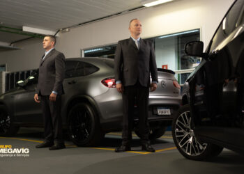 A vigilância e a condução de veículos motorizados são fundamentais para a segurança em diversos contextos, especialmente em ambientes corporativos e residenciais. No Grupo Megavig, empresa líder no setor de segurança, essas práticas são integradas de maneira meticulosa para assegurar proteção contínua e eficaz em todas as operações. O que é vigilância e condução de veículos motorizados? A vigilância e condução de veículos motorizados referem-se às atividades realizadas por agentes de segurança ou forças policiais para monitorar e inspecionar áreas específicas utilizando veículos como carros, motos, quadriciclos e segways. Essas operações têm como objetivo principal garantir a segurança do perímetro, prevenir incidentes e responder eficientemente a qualquer situação de emergência que possa surgir. Os veículos são essenciais para permitir que os agentes percorram grandes áreas de forma rápida e eficaz, facilitando a vigilância constante e a intervenção imediata quando necessário. Além da vigilância preventiva, a condução desses veículos também pode envolver a escolta de autoridades, a realização de rondas para verificar a segurança de áreas específicas e o apoio em operações de busca e salvamento. Importância do condutor de veículos motorizados O condutor de veículos motorizados desempenha um papel fundamental na operação de vigilância. Além de conduzir de forma segura e eficiente, ele é responsável por manter a vigilância constante do ambiente, identificar potenciais ameaças e agir prontamente em caso de necessidade. Sua presença ativa e vigilante é essencial para assegurar a proteção efetiva dos locais monitorados. Responsabilidades do vigilante condutor As responsabilidades do vigilante condutor incluem não apenas a condução segura e defensiva do veículo, mas também o cumprimento de normas de trânsito e regulamentos internos da empresa de segurança. Além disso, ele deve estar preparado para realizar rondas periódicas, relatar qualquer atividade suspeita e colaborar com equipes de segurança em caso de emergências. Aqui estão alguns pontos que destacam a sua relevância: Segurança e operação eficiente: O condutor é treinado para operar veículos de maneira segura e eficiente, seguindo todas as normas de trânsito e procedimentos operacionais específicos. Isso garante que as patrulhas sejam realizadas sem colocar em risco a segurança dos ocupantes do veículo e de terceiros. Vigilância ativa: O condutor mantém uma vigilância constante do ambiente ao redor enquanto dirige. Ele está atento para identificar atividades suspeitas, comportamentos anômalos ou qualquer situação que possa representar uma ameaça à segurança. Essa capacidade de observação é fundamental para prevenir incidentes. Resposta rápida a emergências: Em caso de emergência, como um crime em andamento, acidente ou outra situação crítica, o condutor está preparado para agir rapidamente. Ele deve ser capaz de tomar decisões rápidas e eficazes para responder à situação e solicitar apoio adicional conforme necessário. Apoio às operações de segurança: Além das rondas preventivas, o condutor pode ser chamado para apoiar operações especiais, como escoltas, resgates ou evacuações. Sua habilidade em manobrar o veículo de forma precisa e estratégica é essencial para o sucesso dessas operações. Impacto preventivo: A presença de veículos de vigilância pode fazer com que criminosos desistam de agir, só de verem que estão sendo observados e que há prontidão para responder a qualquer problema. Isso ajuda a manter a ordem e a segurança pública. Compromisso com a segurança e eficiência No Grupo Megavig, os vigilantes condutores são selecionados e treinados para operar de forma estratégica e responsável. A combinação entre a qualidade dos veículos, o treinamento especializado dos profissionais e o uso de tecnologias avançadas garante uma vigilância eficaz e uma resposta rápida a qualquer eventualidade. A vigilância e condução de veículos pelo Grupo Megavig garantem a proteção física dos espaços monitorados, além de também proporcionar tranquilidade e confiança aos clientes. A dedicação em oferecer um serviço de excelência reforça o compromisso da empresa com a segurança total em todas as circunstâncias e ambientes. Para saber mais sobre as soluções de segurança oferecidas pelo Grupo Megavig, entre em contato conosco! Acompanhe o Grupo Megavig nas redes sociais! ⬇️ LINKEDIN FACEBOOK INSTAGRAM YOUTUBE THREADS TIK TOK TWITTER Para mais notícias sobre segurança patrimonial e facilities, acesse outros artigos em nosso blog!